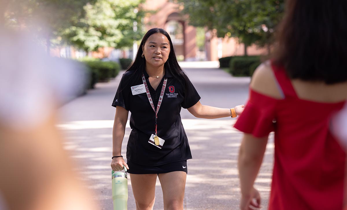 Student Olivia Polivick gives a campus tour